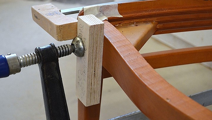 Handwerkliches Detail: Verleimen eines Werkstücks mit Schraubzwingen in der Werkstatt